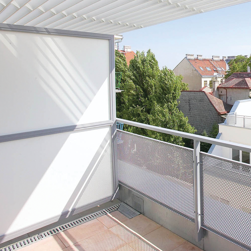 Garde corps d'une terrasse d'un appartement en PVC